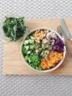 Regenbogen-Salatschüssel mit Süßkartoffeln, Kichererbsen und braunem Reis — Stockfoto