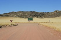 Paisagem com sinais de estrada para Burnt Mountain, Namíbia — Fotografia de Stock