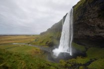 Vue panoramique sur la cascade de Seljalandsfoss, Islande — Photo de stock