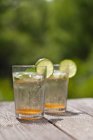 Deux verres d'eau pétillante avec des tranches de citron vert frais — Photo de stock