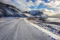 Aussichtsreiche Aussicht auf die Straße mit dem vestrahorn, hornafjordur, Island — Stockfoto