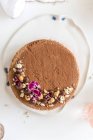 Какао прикрашений торт з красивими квітами — стокове фото