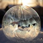 Imagen de primer plano de la burbuja de jabón congelación en el sol - foto de stock