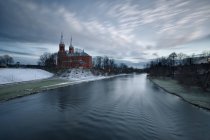 Vista panoramica della chiesa di San Mattia sul fiume Sventoji, Anyksciai, Lituania — Foto stock