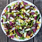 Salade d'asperges, radis et pommes de terre dans une assiette blanche, vue sur le dessus — Photo de stock