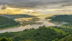 Vista aérea del río Mekong y el bosque, Tailandia - foto de stock