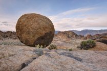 Rocher rond géant dans le désert, Alabama Hills, Californie, Amérique, États-Unis — Photo de stock