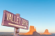 Vista panorámica de Valley Drive signo, Monument Valley, Utah, EE.UU. - foto de stock