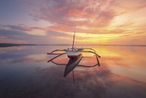 Barco na praia ao nascer do sol, Bali, Indonésia — Fotografia de Stock