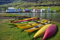 Vista panorámica de las canoas en fila, Seydisjord, Islandia - foto de stock