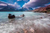 Maestosa vista sul bellissimo Cuernos del Paine, Parco Nazionale Torres del Paine, Patagonia, Cile — Foto stock