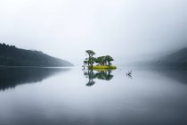 Insel in einem See umgeben von Bergen, sligo, irland — Stockfoto