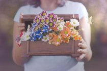 Крупным планом женщины с коробкой цветов — стоковое фото