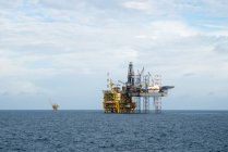 Operazione di perforazione tra Jack up e la piattaforma di lavorazione del petrolio in mare — Foto stock
