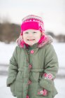 Портрет дівчини в зимовому пальто з руками в кишені — стокове фото