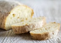 Pane integrale e fette di pane — Foto stock