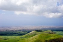 Vista cênica de colinas verdes rolantes — Fotografia de Stock