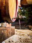 Wein tropft aus einem Bottich, verschwommener Hintergrund — Stockfoto