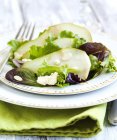 Verführerisch leckerer Salat mit Birnen auf Teller serviert — Stockfoto