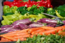 Крупный план различных овощей в куче на рынке — стоковое фото