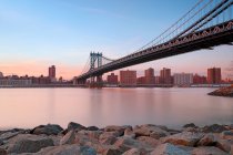 Vista panorámica del puente de Manhattan a través del East River, Nueva York, América, EE.UU. - foto de stock