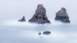 Vista panorámica de las rocas en el mar, Cantabria, España - foto de stock