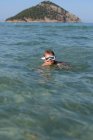 Junge mit Schutzbrille schwimmt im Meer — Stockfoto