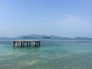 Vue panoramique de la plateforme de plongée en bois, Koh Chang, Thaïlande — Photo de stock