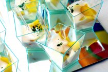 Einzelportionen Kartoffelsalat mit Mayonnaise und Kräutern — Stockfoto