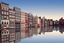 Fila de casas a lo largo del canal, Amsterdam, Holanda - foto de stock