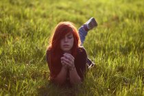 Молода жінка з закритими очима лежить у траві — стокове фото