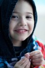 Retrato de menino sorridente vestindo capuz — Fotografia de Stock