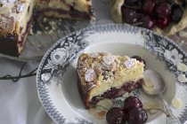 Dessert di ciliegie condito con mandorle e ciliegie fresche — Foto stock