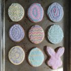 Primo piano di biscotti ghiacciati colorati su vassoio — Foto stock