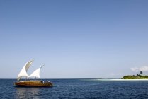 Malediven, malerischer Blick auf traditionelle Dhoni auf dem Meer — Stockfoto