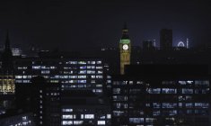 Биг-Бен и лондонский Сити ночью, Великобритания, Лондон — стоковое фото