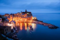 Italia, Liguria, Cinque Terre, majestuosa vista de la hermosa Vernazza - foto de stock