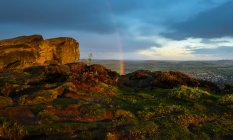 Vista panorámica del arco iris sobre el paisaje, Yorkshire, Inglaterra, Reino Unido - foto de stock