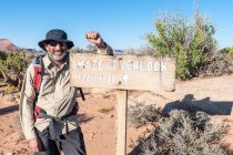 USA, Uta, Wanderer rasten am Labyrinth mit Blick auf Wegweiser im Canyonlands Nationalpark — Stockfoto