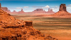 Paesaggio con formazioni rocciose, Monument Valley, Arizona e confine con lo Utah, USA — Foto stock