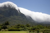 Мальовничий вид на красивий сільський гірський пейзаж з туманом — стокове фото