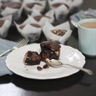 Primo piano del dessert al cioccolato sul piatto con cucchiaino — Foto stock