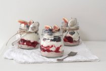 Desserts in jars topped with fresh figs and blueberries — Stock Photo
