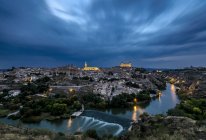 Vista panorámica del paisaje urbano al atardecer, Toledo, España - foto de stock