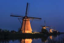 Vue panoramique des moulins à vent Kinderdijk sous les projecteurs, Hollande — Photo de stock