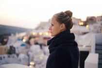 Griechenland, Porträt einer nachdenklichen jungen Frau beim Anblick — Stockfoto