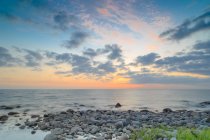 Данія, Борнхольм, мальовничий вид на гарний захід сонця над морем — стокове фото