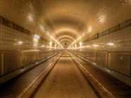 Blick entlang Lichttunnel, Elbtunnel, Hamburg, Deutschland — Stockfoto
