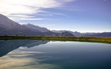 Німеччина, Баварія, відбиття альпійського гірського пасма на чітких альпійські озера — стокове фото