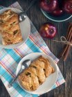 Draufsicht auf leckere Apfelkuchen auf rustikalem Holztisch — Stockfoto